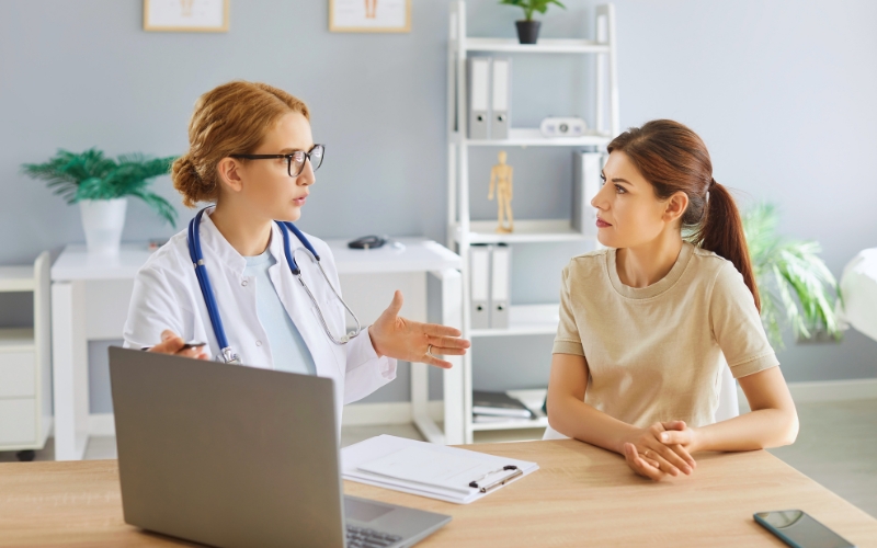 Ragazza giovane che parla con una giovane dottoressa