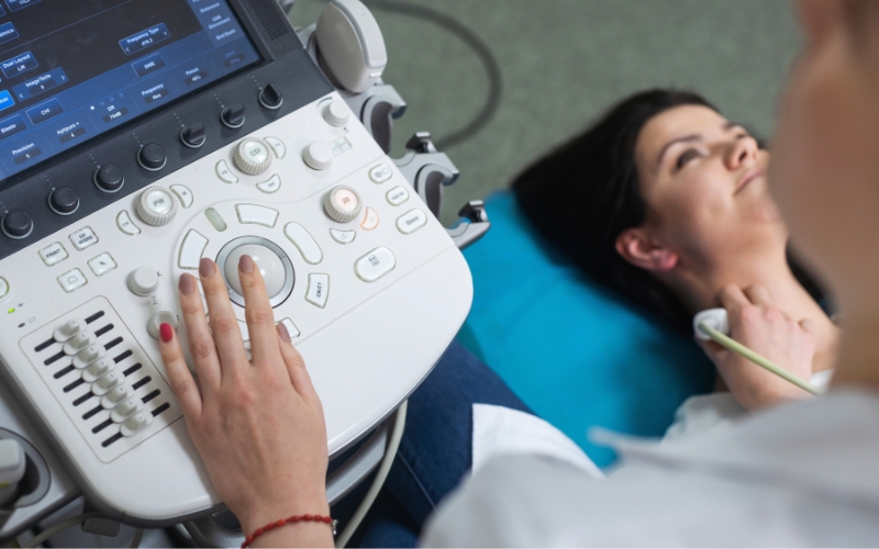 Focus su ragazza che viene sottoposta a un ecocolordoppler dei Tronchi Sovraortici (TSA)