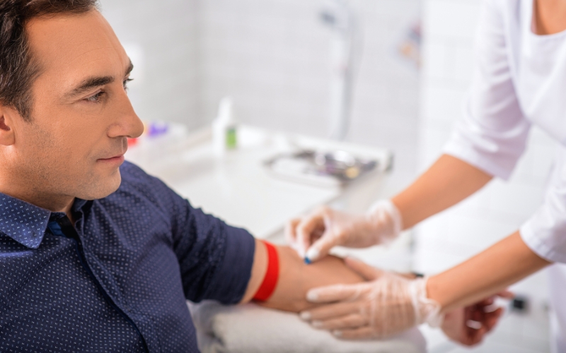 Uomo che si sottopone al prelievo del sangue